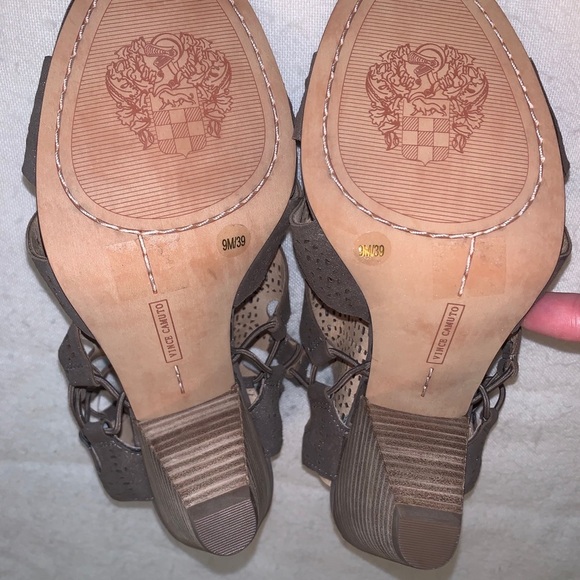 Vince Camuto Corvina cutout bootie - Picture 6 of 7